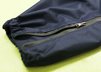 The bottom edge of the legs with water-resistant zipper
